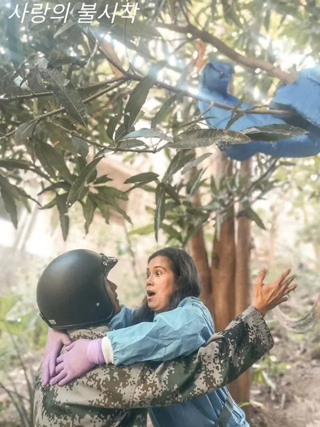 Kocak Pasangan Ini Tiru Adegan Crash Landing on You, Ini 6 Potretnya