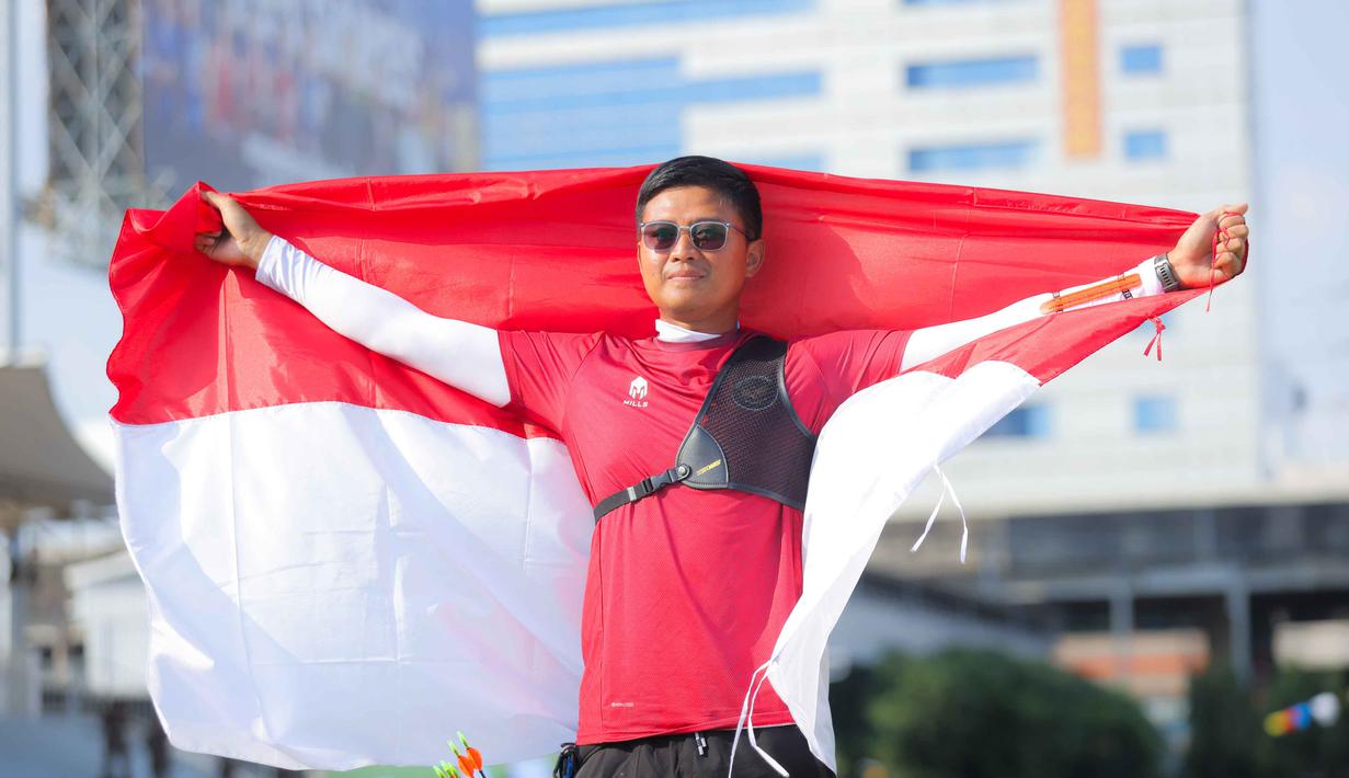 Di sisi lain, atlet panahan Riau Ega Agata Salsabilla juga berhasil meraih emas di nomor individual recurve putra. Tampak dalam foto, atlet panahan Indonesia, Riau Ega Agata Salsabilla berpose usai memastikan meraih medali emas di nomor individual recurve putra SEA Games 2025 di Football Field 1, Sports Authority of Thailand, Bangkok, Rabu (17/12/2025). (Bola.com/Bagaskara Lazuardi)