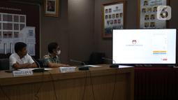 Anggota Komisi Pemilihan Umum (KPU) Idham Holik (kemeja putih) memberikan keterangan Sistem Informasi Partai Politik (Sipol) Pemilu 2024 di Jakarta, Jumat (24/6/2022). KPU meluncurkan Sipol Pemilu 2024 dan telah membuka aksesnya untuk memperlancar proses pendaftaran dan verifikasi partai politik. (Liputan6.com/Angga Yuniar)