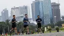 Sejumlah warga berlari santai saat olahraga di Kawasan Monumen Nasional, Jakarta, Rabu (13/2). Monas merupakan salah satu lokasi yang kerap dijadikan ruang olahraga bagi warga ibukota. (Bola.com/M. Iqbal Ichsan)