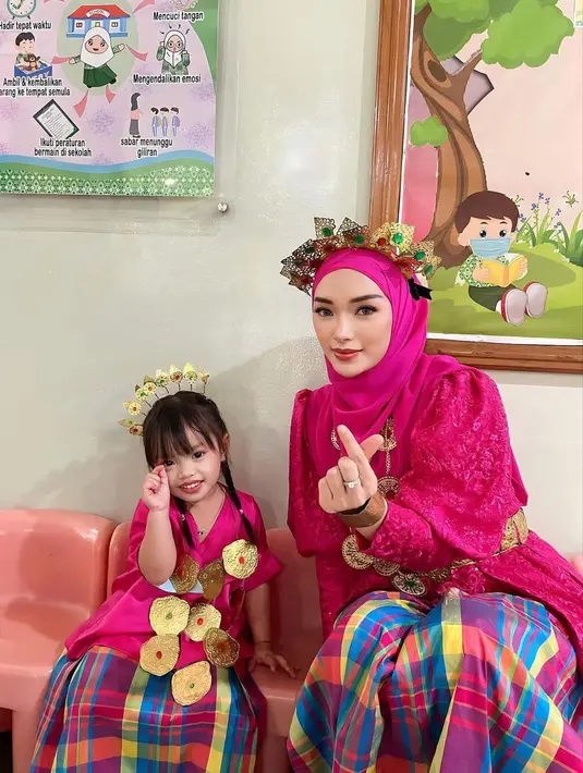 Zaskia dan Arsila mengenakan pakaian serba pink terang dan aksesori yang mewah. Unggahan tersebut mendapat respon positif dari warganet. Begitu juga penampilan baru Zaskia Gotik yang berhijab sepulang umrah. [Instagram/zaskia_gotix]