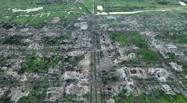 Bangunan perumahan rata dengan tanah dan kawah peluru terlihat pada pemandangan udara Maryinka, kota timur tempat pertempuran terberat dengan pasukan Rusia terjadi di wilayah Donetsk, Ukraina, Kamis (11/5/2023). (AP Photo/Libkos)