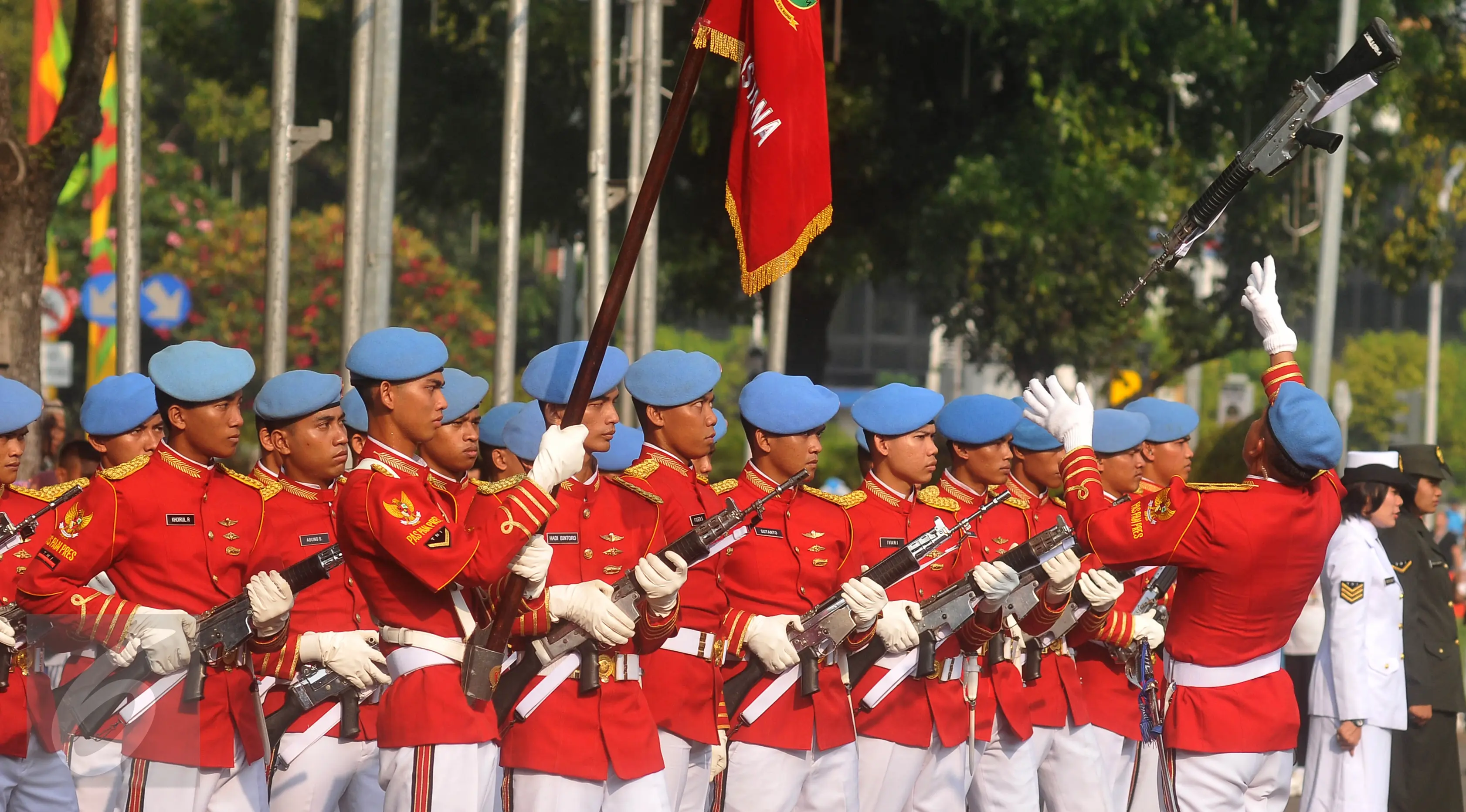 Paspampres melakukan prosesi serah terima pergantian pasukan jaga Istana di depan Istana Negara, Jakarta, Minggu (17/7). Prosesi ini merupakan kegiatan rutin yang dilangsungkan pada Minggu ke-2 tiap bulannya. (Liputan6.com/Gempur M Surya)