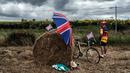 Seorang suporter menanti pebalap dengan membawa bendera Inggris Raya pada etape ke-11 dengan jarak tempuh 203,5 km antara Eymet and Pau, (12/7/2017). (AFP/Jeff Pachoud)