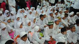 Ribuan anak yatim menghadiri tahlilan tujuh hari kematian Olga Syahputra di kawasan Duren Sawit, Jakarta, Jumat (3/4/2015). Komedian 32 tahun itu meninggal akibat sakit meningitis yang dideritanya. (Liputan6.com/Herman Zakharia)