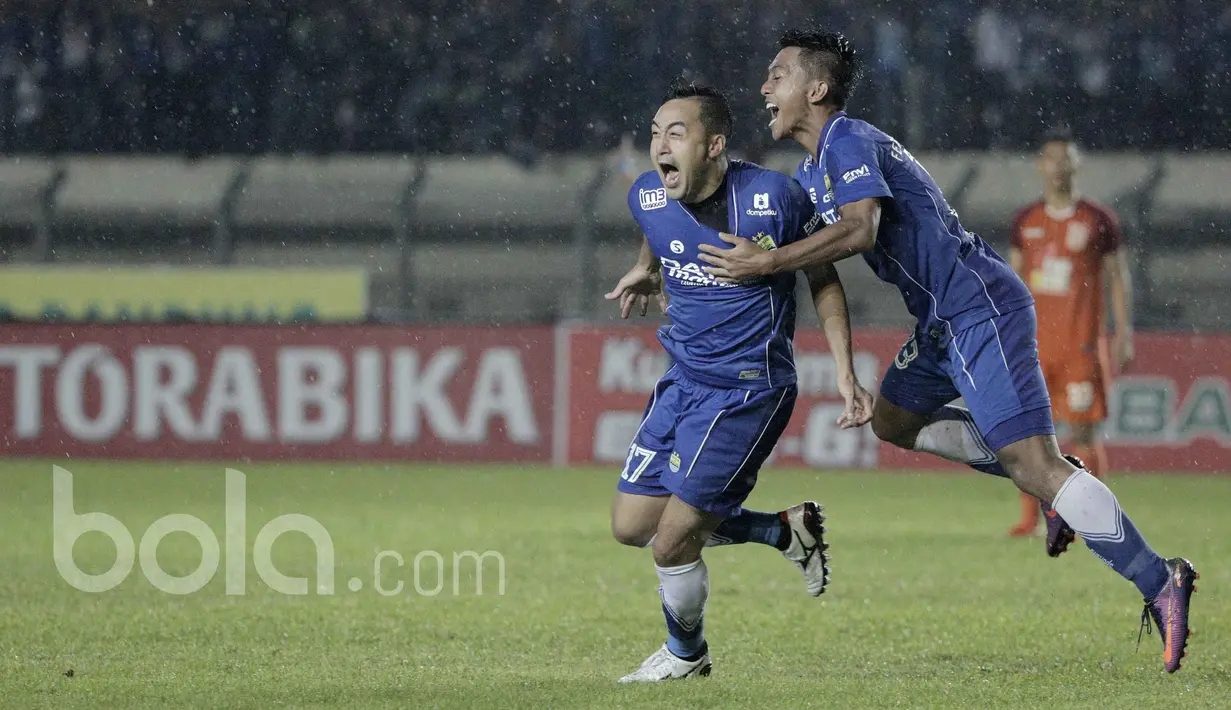 Selebrasi Shohei Matsunaga gelandang serang Persib Bandung pada laga semifinal leg kedua Piala Presiden 2017 antara Persib Bandung vs Pusamania Borneo FC usai di Stadion Si Jalak Harupat, Soreang Jawa Barat,  Minggu (5/3/2017).  (Bola.com/Peksi Cahyo)