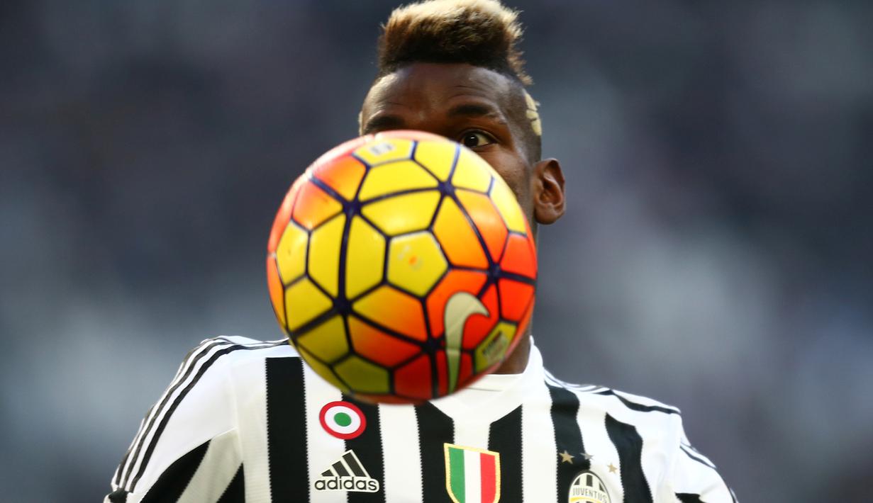 Pemain Juventus, Paul Pogba, mengontrol bola saat bertanding melawan Hellas Verona dalam laga Serie A di Stadon Juventus, Turin (6/1/2016). (AFP/Marco Bertorello)