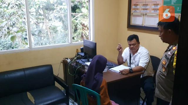 Pelaku pembuang bayi laki-laki di Sukabumi saat diperiksa Unit Reskrim Polsek Gunungguruh Resor Sukabumi Kota (Liputan6.com/Fira Syahrin).