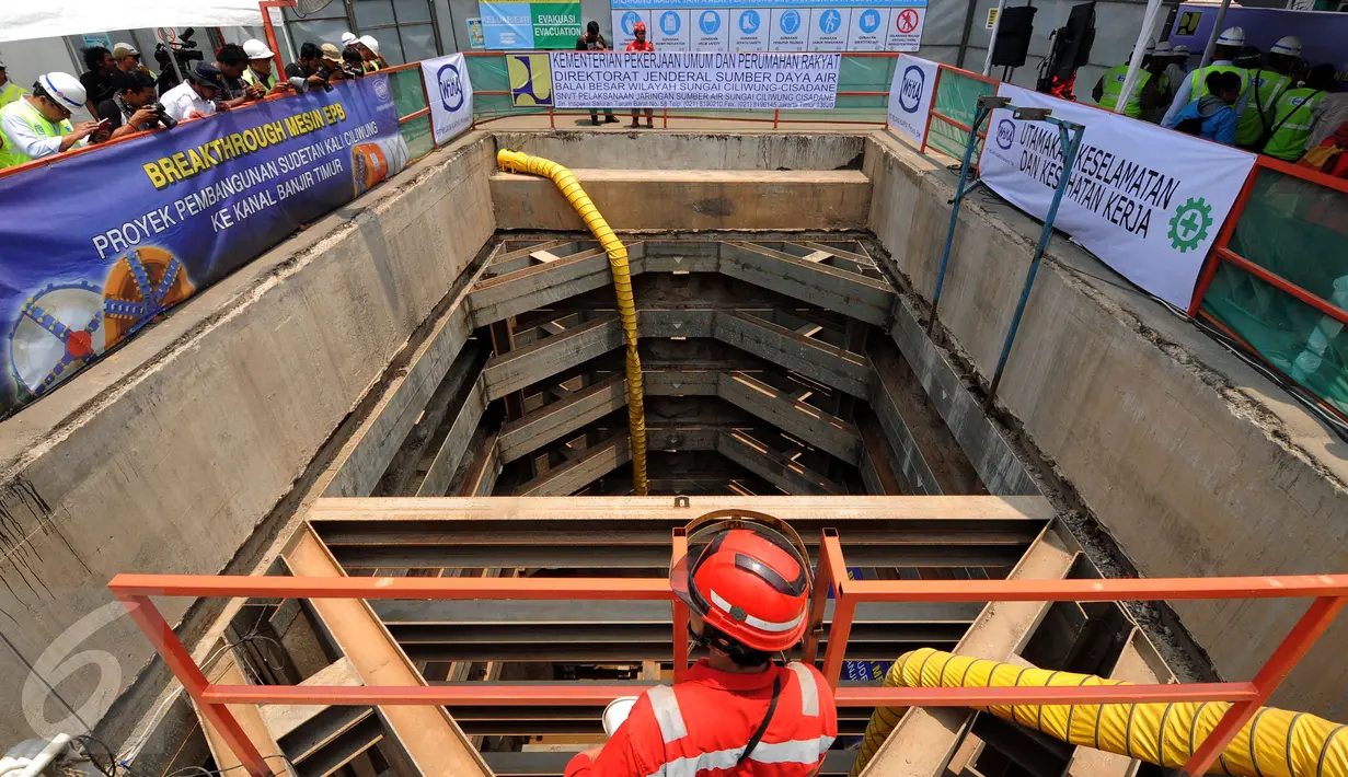 Seorang pekerja bersiap mengecek kanal yang ada di proyek pembangunan sodetan kali Ciliwung ke Kanal Banjir Timur di Jalan Otista III Jakarta, Senin (12/10/2015). Penyelesaian proyek tersebut sudah mencapai 54 persen. (Liputan6.com/Helmi Fithriansyah)