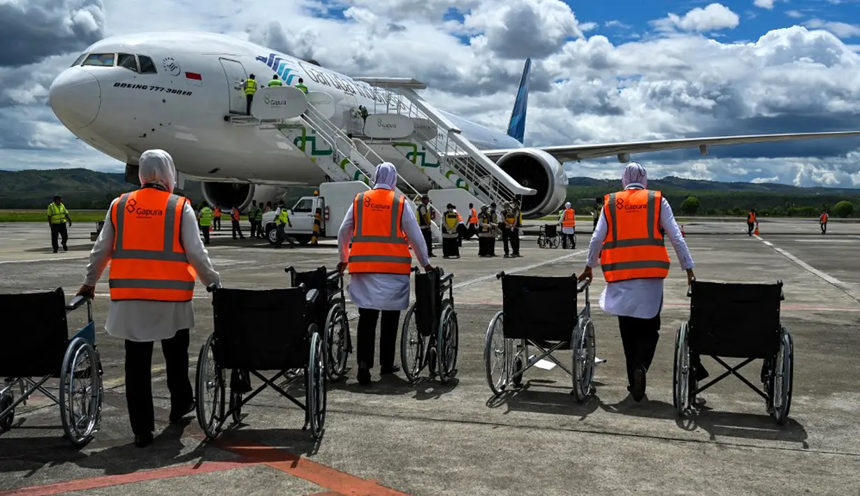 Para jemaah kemudian diberangkatkan ke Asrama Haji Debarkasi Aceh untuk mengikuti proses pemeriksaan kesehatan sebelum dipulangkan ke daerah masing-masing. (Chaideer MAHYUDDIN/AFP)