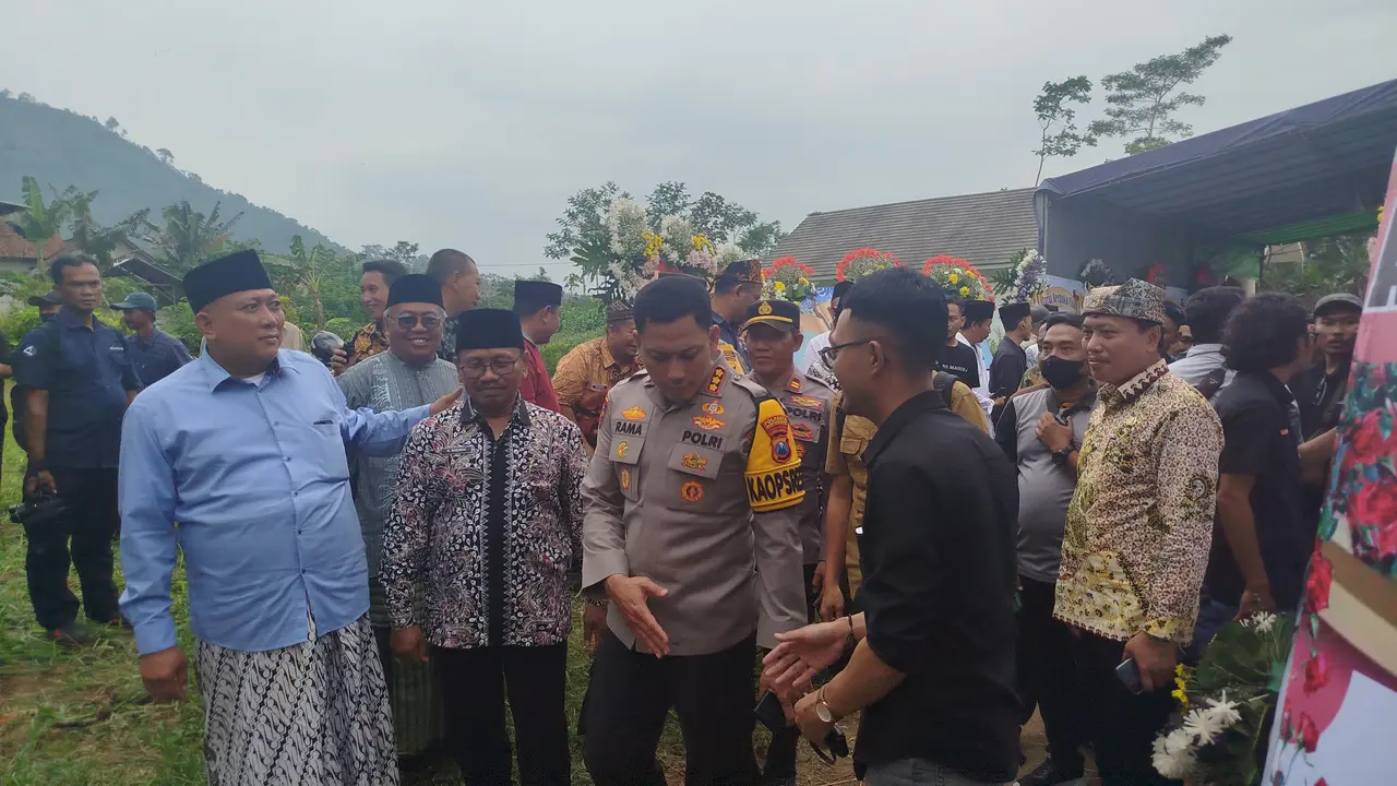 Kapolresta Banyuwangi, Kombes Pol Rama Samtama Putra (Tengah) datangi rumah duka CNA 7 Tahun korban pembunuhan disertai pemerkosaan di Desa Kalibarumanis, Banyuwangi (Istimewa)