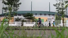 Warga berolahraga dengan bersepeda dan berlari kecil di area ring road Stadion Pakansari, Kabupaten Bogor, Jawa Barat, Selasa (3/11/2020). Menjaga kebugaran tubuh dengan berolahraga diyakini mampu meningkatkan imunitas dan mencegah sakit. (Liputan6.com/Helmi Fithriansyah)