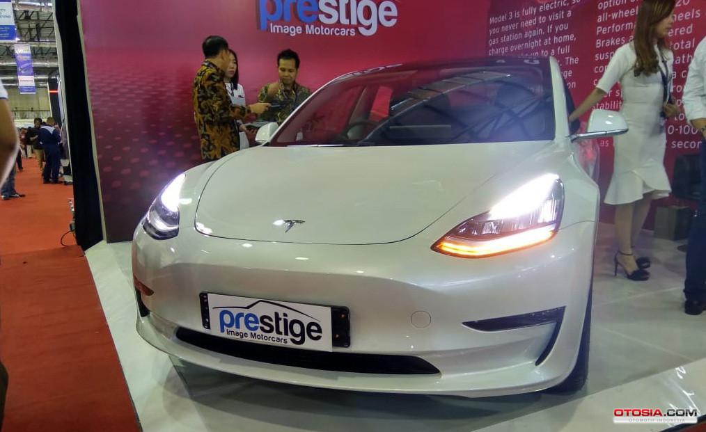 Mobil listrik Tesla