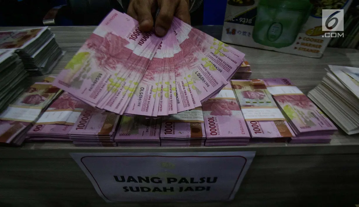 Uang palsu diperlihatkan saat rilis oleh Direktorat Tindak Pidana Ekonomi Khusus Bareskrim Polri, Jakarta, Kamis (7/11). Polisi mendapati barang bukti uang palsu pecahan Rp 100 ribu sebanyak 500 lembar siap edar. (Liputan6.com/Faizal Fanani)