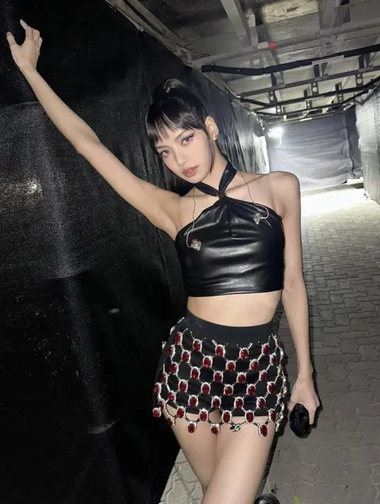<p>Sedangkan Lisa tampil dengan leather crop top hitam dari Alice and olivia seharga Rp4,3 jutaan. (@lalalalisa_m)</p>