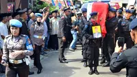 Jenazah Briptu Berry Permana Putra anggota Detasemen B Brimob Polda Papua yang tewas dalam kontak senjata di Distrik Mikika hari Minggu kemarin tiba di Bengkulu pada Selasa 24 Oktober 2017 (Liputan6.com/Yuliardi Hardjo)