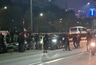 _Massa Aksi Masuk Jalan Tol, Mobil Diduga Milik Pejabat Dilempari Batu