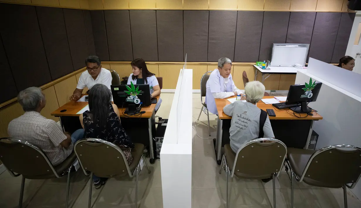 Pasien berkonsultasi di klinik ganja medis resmi di provinsi Nonthaburi, Thailand, 6 Januari 2020. Sekitar 400 pasien, banyak dari mereka yang menderita kanker, diberi minyak ganja secara gratis di klinik unggulan di Kementerian Kesehatan Masyarakat di pinggiran kota Bangkok.  (AP/Sakchai Lalit)