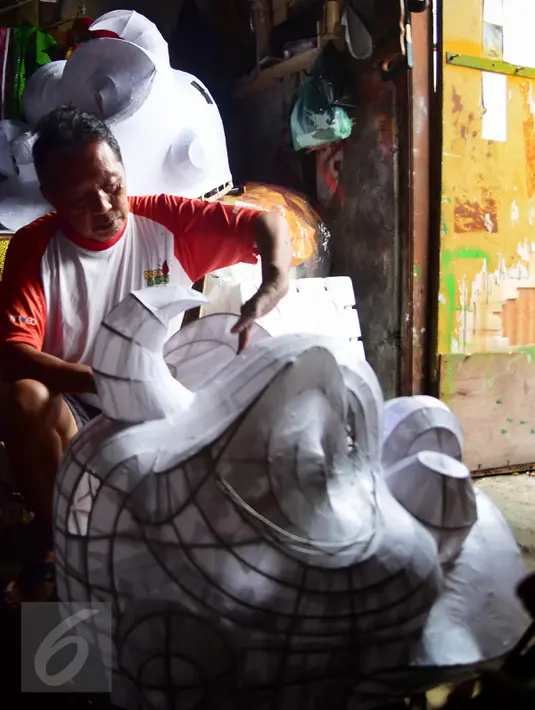 Sutikno, pembuat Barongsai tengah mengerjakan order di tempat pembuatan di Semarang, Jateng, Senin (18/1). Barongsai yang dijual 1 set berkisar 2jt hingga 3,5jt tergantung besar kecilnya ukuran kepala naga. (Foto: Gholib)