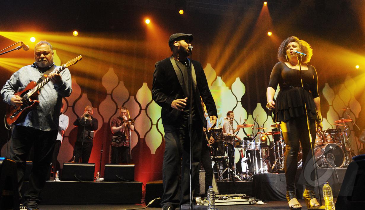 Chaka Khan dan Incognito bersama band beraksi di atas panggung Java Jazz Festival 2015 di JIExpo, Jakarta, Sabtu (7/3). Ajang musik jazz tahunan itu berlangsung tiga hari dengan tema "Exploring Indonesia".(Liputan6.com/Faizal Fanani)