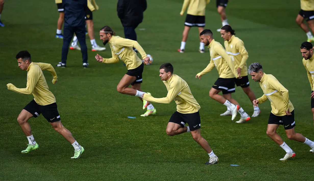 Para pemain Sevilla mengikuti sesi latihan di Seville, Spanyol, 22 November 2021. Sevilla akan menghadapi Wolfsburg pada pertandingan sepak bola Grup G Liga Champions. (JORGE GUERRERO/AFP)