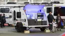 Para pengunjung melihat-lihat trailer wisata Luna Rover dalam Pameran Kamping dan Kendaraan Rekreasi Musim Semi Toronto (Toronto Spring Camping & RV Show) 2020 di Toronto, Kanada (27/2/2020). Pameran tahunan ini memamerkan lebih dari 500 kendaraan rekreasi mewah. (Xinhua/Zou Zheng)