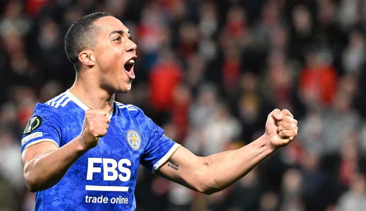 Youri Tielemans merupakan salah satu gelandang muda berbakat di Premier League. Tiga tahun terakhir ia menjadi sosok yang krusial di lini tengah The Foxes. Kini ia menjadi incaran klub raksasa Liga Inggris termasuk MU. (AFP/Damien Meyer)