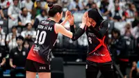 Selebrasi pemain Red Sparks, Megawati Hangestri (kanan) bersama Park Hye-min setelah mencetak angka saat menghadapi tim putri Indonesia All Star pada laga ekshibisi bola voli fun volleyball di Indonesia Arena, Senayan, Jakarta, Sabtu (20/4/2024). Red Sparks menang 3-2 (25-17, 25-15, 19-25, 18-25 dan 15-12). (Bola.com/Bagaskara Lazuardi)