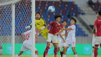 Pemain Timnas Indonesia U-22, Zanadin Fariz (tengah) dijaga ketat oleh para pemain Myanmar U-22 pada pertandingan SEA Games 2025 di 700th Anniversary Stadium, Chiang Mai, Jumat (12/12/2025). (Bola.com/Bagaskara Lazuardi)