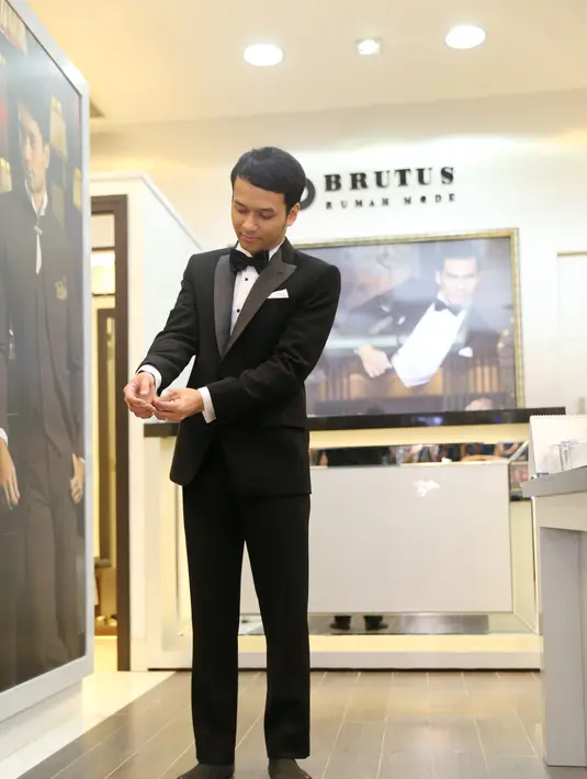 Alasan Vicky menikah di tempat bersejarah itu karena sudah menjadi Wedding Dreamnya sejak lama. Bahkan dari kecil ia sangat bermimpi untuk menikah dengan balutan budaya Indonesia. (Adrian Putra/Bintang.com)