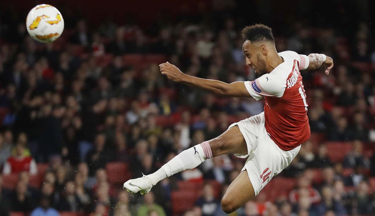 Striker Arsenal, Pierre-Emerick Aubameyang, melepaskan tendangan ke gawang Vorskla pada laga Liga Europa di Stadion Emirates, London, Kamis (20/9/2018). Arsenal menang 4-2 atas Vorskla. (AP/Kirsty Wigglesworth)