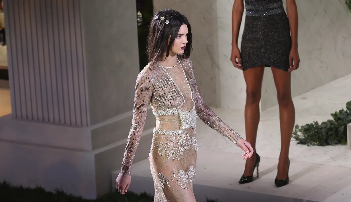 Kendall Jenner berjalan di atas catwalk saat meembawakan busana karya La Perla di New York Fashion Week di Manhattan borough New York, AS (9/2). Dengan gaun mengkilau Kendall tampil cantik mempesona. (Bennett Raglin/Getty Images for La Perla/AFP)