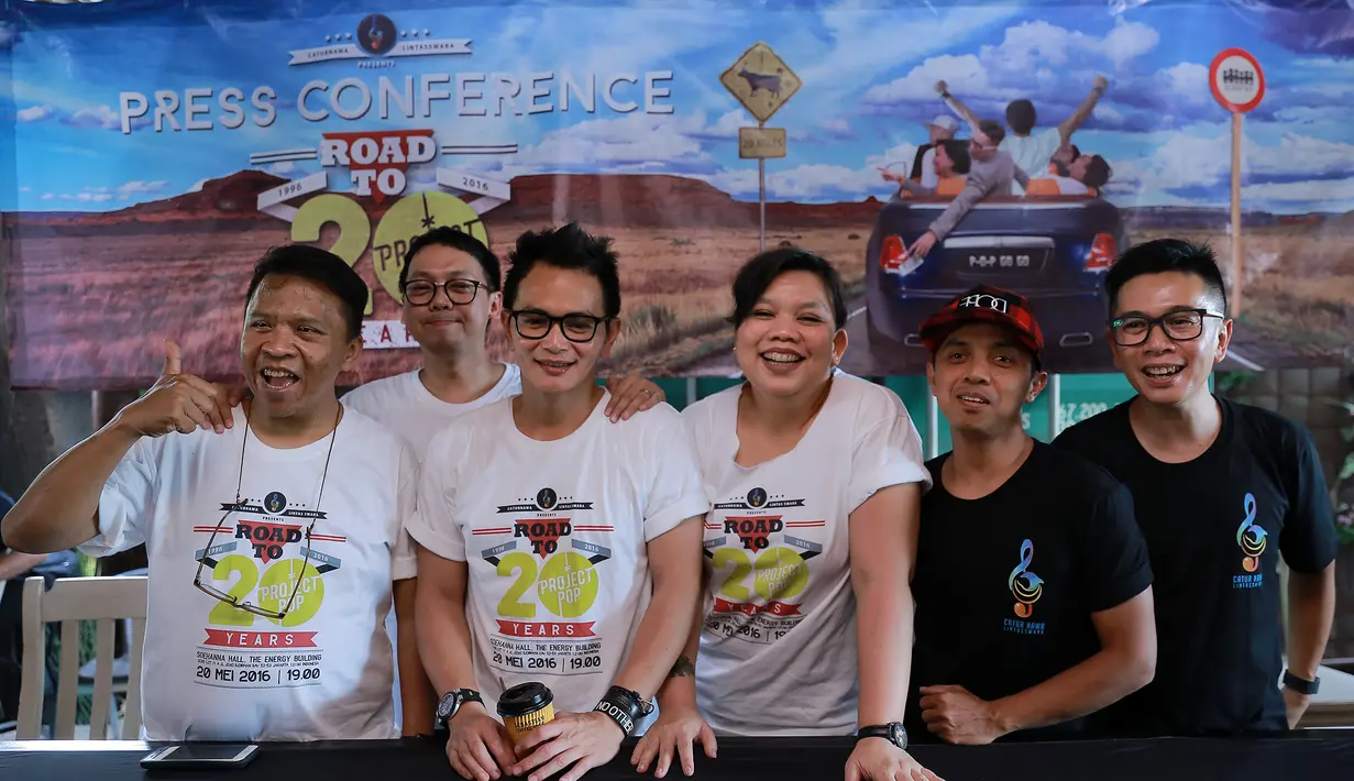 Grup musik asal Bandung, Project Pop beranggotakan Tika Pangabean (Tika), Gumilar Nurochman (Gugum), Herman Josis Mokalu (Yosie), Djoni Permato (Udjo), Mochamad Fachroni (Oon), dan Wahyu Rudi Astadi (Odie). (Adrian Putra/Bintang.com)