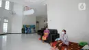 Aktivitas warga positif Covid-19 tanpa gejala yang menjalani isolasi mandiri di sebuah rumah mewah di Jalan MPR 1, Cilandak, Jakarta, Rabu (7/7/2021). Di rumahnya seluas 3000 meter persegi itu, ada empat dari 22 warga yang jalani isolasi mandiri. (merdeka.com/Arie Basuki)