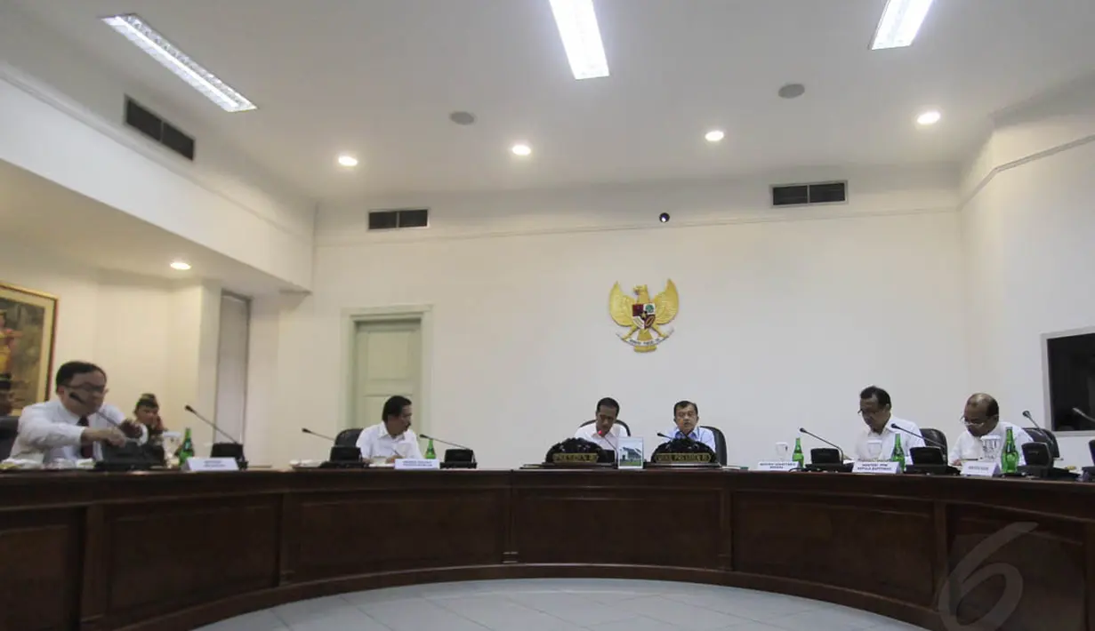 Presiden Jokowi menggelar rapat kabinet terbatas bidang perekonomian di Kantor Presiden, Jakarta, Kamis (30/10/2014). (Liputan6.com/Herman Zakharia)