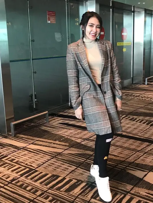 Kalau yang satu ini, Via memadukan ripped jeans hitamnya dengan long blazer bermotif kotak-kotak. Lalu, ia juga memakai turtle neck berwarna cokelat sebagai dalamannya. (Instagram/viavallen)