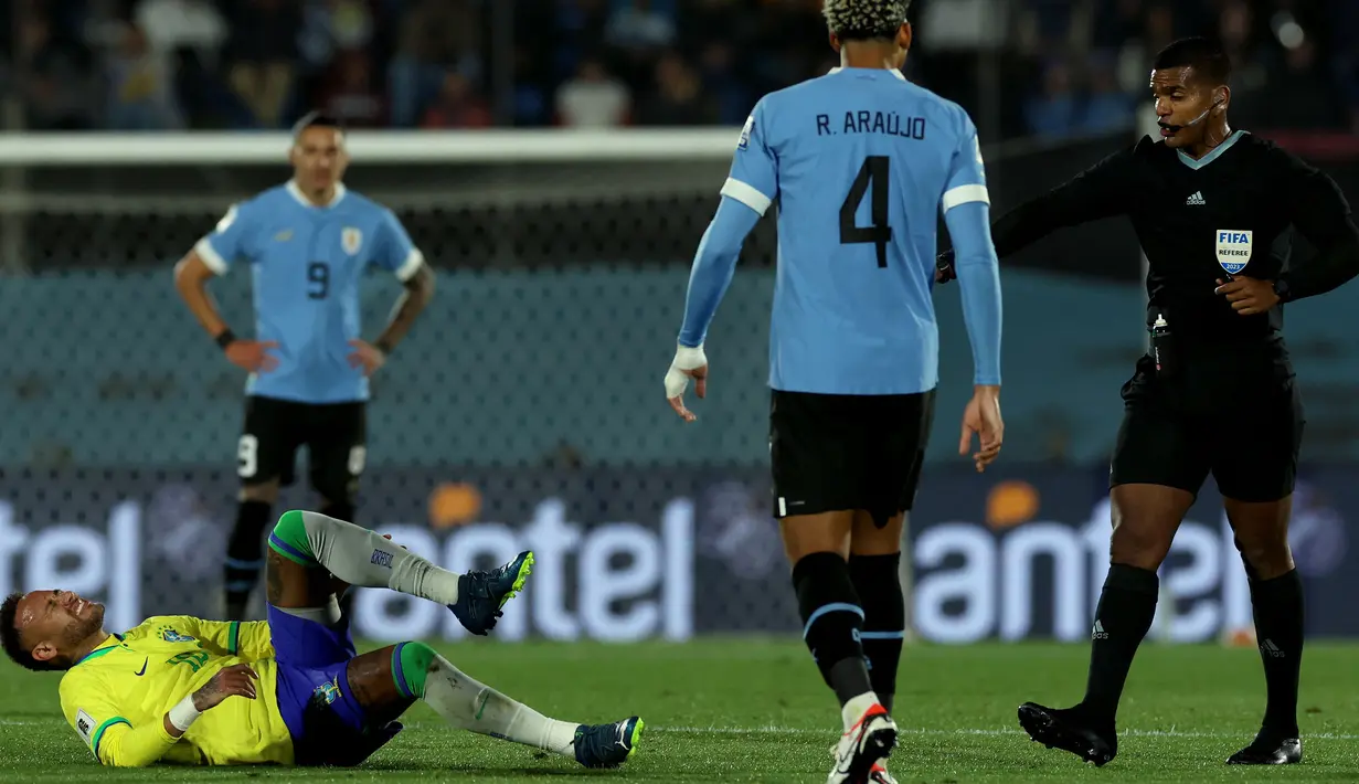 Wasit Alexis Herrera memutuskan terjadi pelanggaran oleh pemain Timnas Uruguay terhadap striker Brasil, Neymar pada laga Kualifikasi Piala Dunia 2026 Zona Conmebol di Centenario Stadium, Montevideo, Uruguay, Rabu (18/10/2023) pagi WIB. (AFP/Pablo Porciuncula)