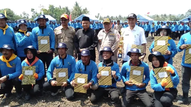 Wagub Jabar Uu Ruzhanul Ulum dan Wabup Garut Helmi Budiman, diapit para peserta teladan jambora Tagana Tingkat Jawa Barat