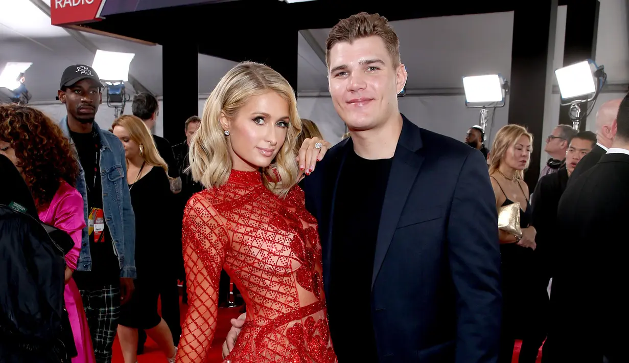 Aktris Paris Hilton dan Tunangannya Chris Zylka berpose saat tiba menghadiri iHeartRadio Music Awards 2018 di Inglewood, California, AS (11/3). (AFP Photo/Phillip Faraone)