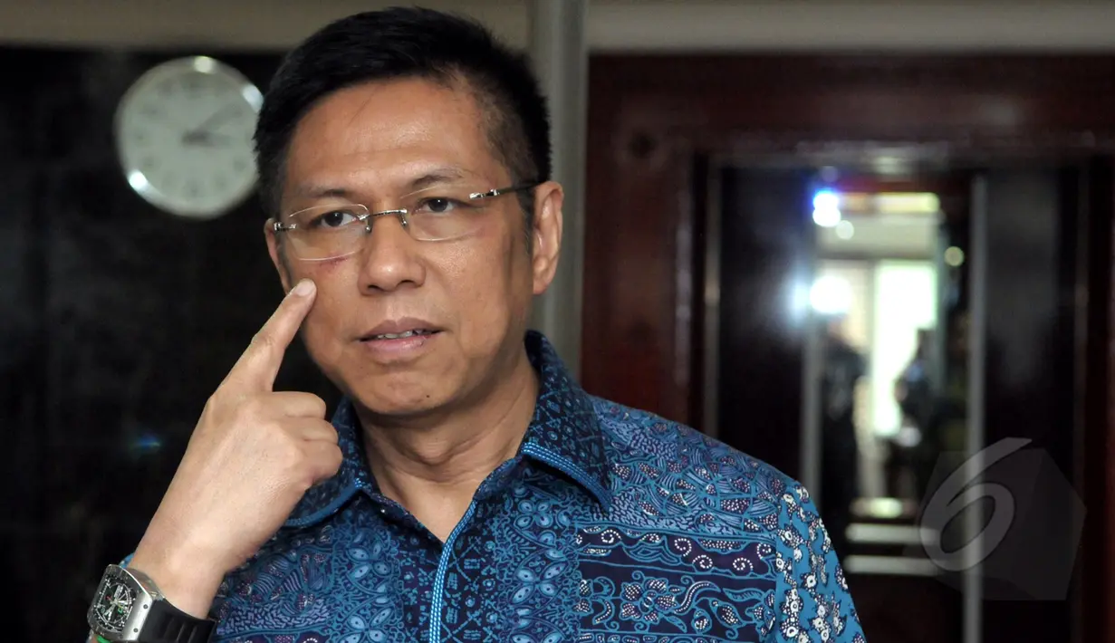 Anggota Komisi VII DPR, Mulyadi menunjukkan luka di wajahnya usai melaporkan kasus pemukulan dirinya oleh rekannya Mustofa Assegaf kepada Ketua DPR Setya Novanto di Kompleks Parlemen, Jakarta, Kamis (9/4/2015). (Liputan6.com/Andrian M Tunay)