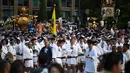 Peserta berkumpul selama perayaan nasional untuk menandai penobatan Kaisar Jepang Naruhito di depan Istana Kekaisaran di Tokyo (9/11/2019). Kaisar Naruhito menjalankan ritual penobatannya setelah dilantik pada 1 Mei 2019. (AFP Photo/Charly Triballeau)