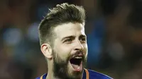 Bek Barcelona, Gerard Pique, merayakan gol nya ke gawang AS Roma pada laga leg pertama perempat final Liga Champions di Stadion Camp Nou, Rabu (4/4/2018). Barcelona menang 4-1 atas AS Roma. (AFP/Pau Barrena)