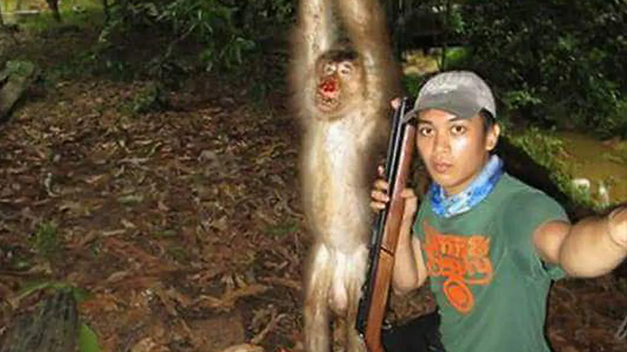 Foto Sadis, Menyiksa Kera dan Mengajak Slfie Bikin Geram Netizen