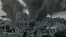 Asap mengepul dari serangan militer Israel terhadap sebuah bangunan di lingkungan Zeitoun, Kota Gaza, Jumat 6 Februari 2026. Israel melancarkan serangan udara di wilayah Zeitoun. (AP Photo/Jehad Alshrafi)