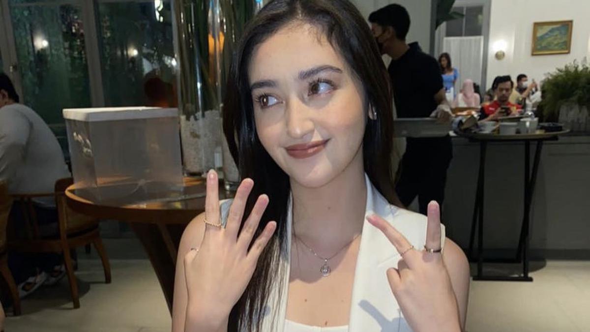 6 Gaya Semi Formal Ranty Maria Diperayaan Ulang Tahun ke-24, Serasi ...