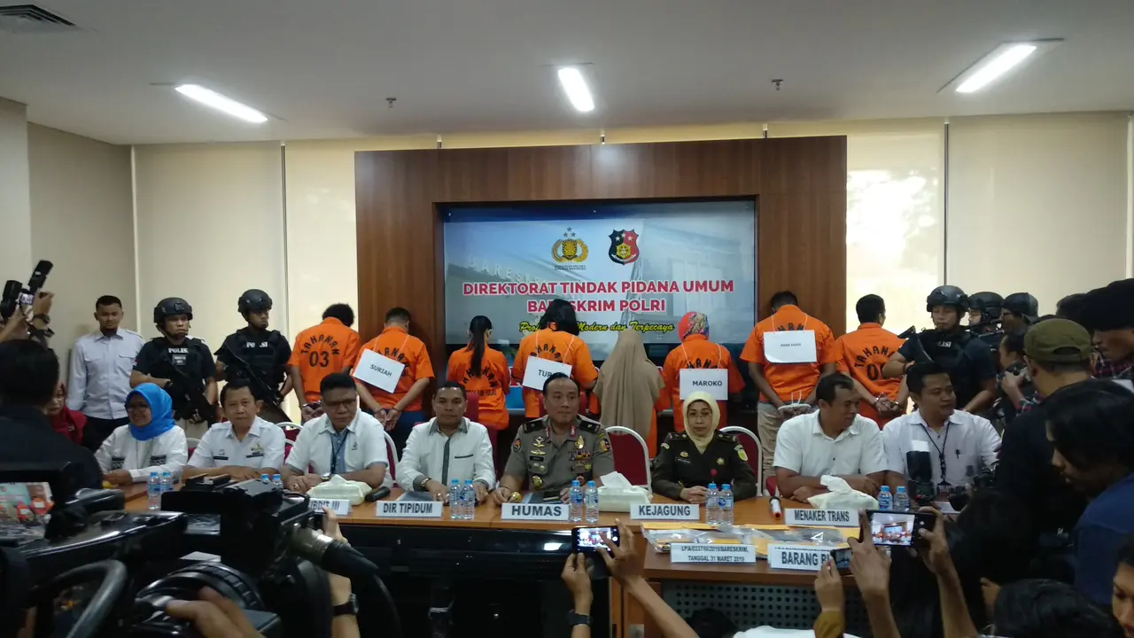 Konferensi pers tentang pengungkapan sindikat perdagangan orang ke Timur Tengah dan Eropa.