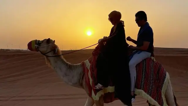 Syahrini naik unta di gurun pasir Dubai (Foto: Instagram princessyahrini)