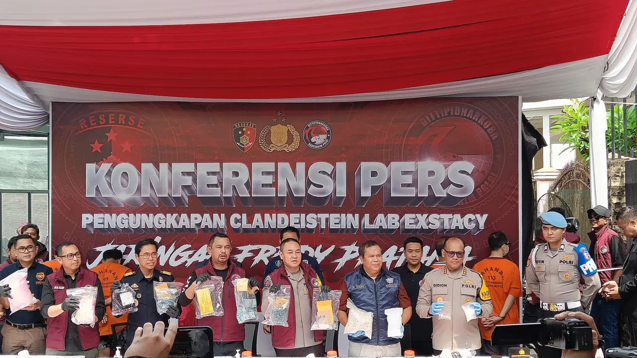 Ditipidnarkoba Bareskrim Polri kembali membongkar jaringan narkoba milik gembong narkoba Fredy Pratama yang berada kompleks perumahan mewah kawasan Sunter, Jakarta Utara.