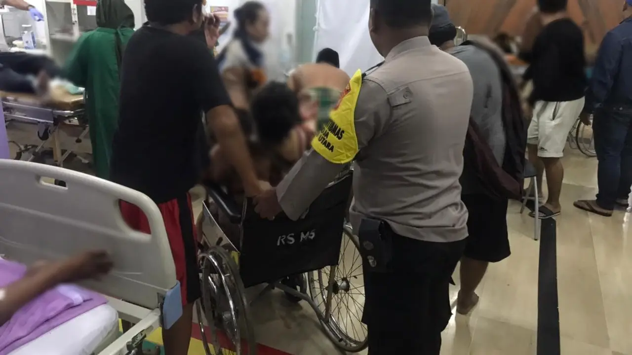 Sejumlah korban kebakaran Depo Pertamina Plumpang Jakarta Utara dibawa ke RSUD Koja, Jumat (3/3/2023). (Damkar Jakarta Utara)