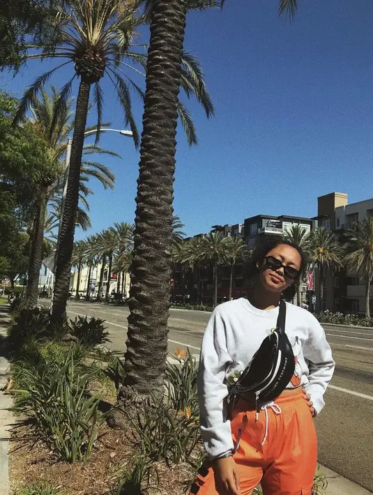 Waist bag kerap menjadi item fashion pendukung Nayyara untuk tampil lebih kece. @nayyarasudiro.